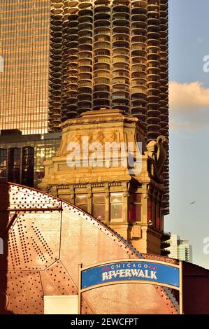 Chicago, Illinois, USA. Das goldene Licht der untergehenden Sonne Baden Komponenten der Innenstadt von Chicago entlang des Chicago River. Stockfoto