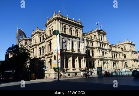 Moderne neue Gebäude entlang alter Gebäude in Brisbane, Australien. Stockfoto