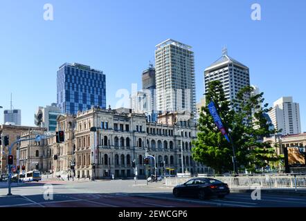 Moderne neue Gebäude entlang alter Gebäude in Brisbane, Australien. Stockfoto