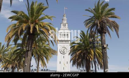 SAN FRANCISCO, CA, USA- 17. FEBRUAR 2020: Nahaufnahme des Uhrturms des san francisco Fährgebäudes im Norden kaliforniens, usa Stockfoto