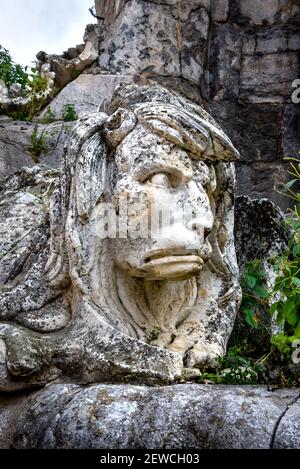 Skulptur der Figur des Löwen an der Säule Von San Raphael Cordoba Spanien Stockfoto