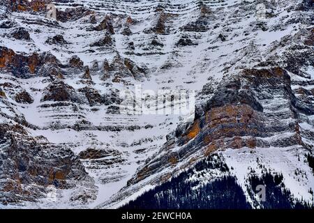 Nahaufnahme der felsigen Seite des Mount Kerkeslin von Athabasca Falls im Winter im Jasper National Park In Alberta, Kanada Stockfoto