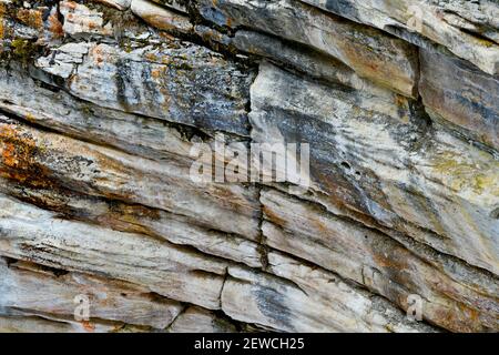 Eine Nahaufnahme der Steinmauer im Athabasca River Canyon im Jasper National Park Canada, die Schichten von Felsen und lebendigen Farben zeigt Stockfoto