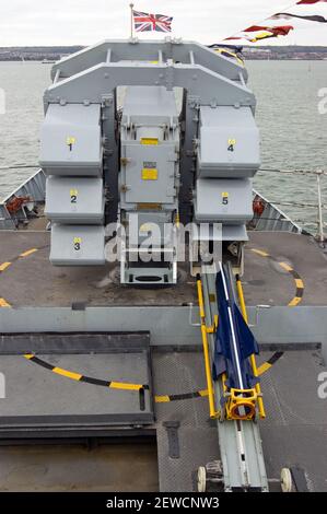 Eine Mark Eight Mehrzweckwaffe mit einer seawolf Rakete. An Bord eines Kriegsschiffs der Royal Navy, Portsmouth. Stockfoto