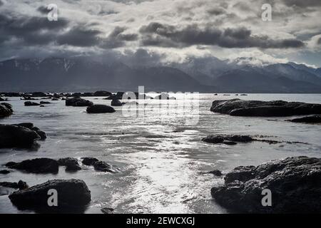 Regenwolken über den Kaikoura Ranges im Nordosten Küste der Südinsel Stockfoto