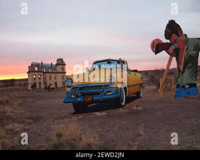 Sehenswürdigkeiten in und um Marfa, Texas, einschließlich des Bezirksgerichts und bedeutender Gebäude wie dem Palace Opera House und dem Brite Building. Stockfoto