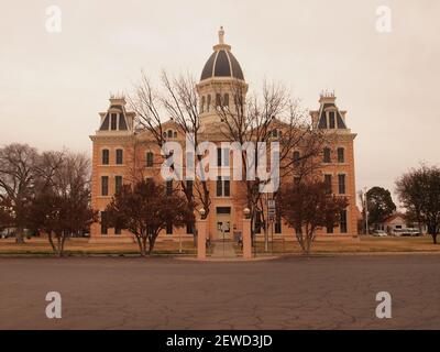 Sehenswürdigkeiten in und um Marfa, Texas, einschließlich des Bezirksgerichts und bedeutender Gebäude wie dem Palace Opera House und dem Brite Building. Stockfoto