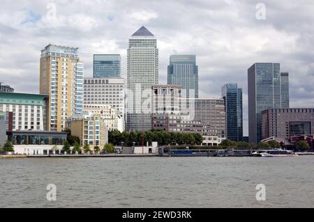 Ein Blick auf die Bürogebäude der Wolkenkratzer im Stadtteil Canary Wharf der Isle of Dogs, London. Von einem Boot auf der Themse aus gesehen. Stockfoto