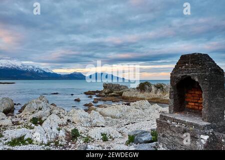 Küstenlandschaft in Kaikoura auf der Südinsel, mit einem verlassenen Schrein Stockfoto