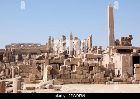 Blick über die Ruinen des alten ägyptischen Tempels von Karnak in Luxor, Ägypten. Stockfoto