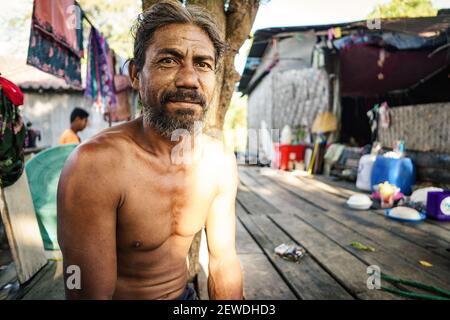 Mann in einem Urak lawoi Meer Zigeunerdorf auf Koh Lipe Insel, Thailand Stockfoto