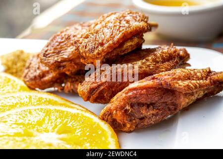 Eine Nahaufnahme eines goldenen verlockenden frittierten Hähnchenflügels Stockfoto