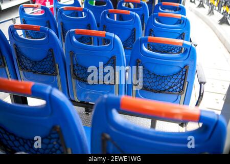 Nahaufnahme des Sitzes eines elektrischen Sightseeing-Wagens auf dem Parkplatz Stockfoto