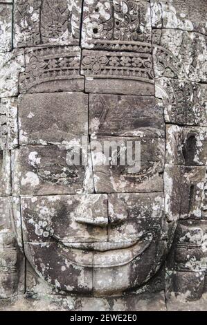 Über 200 riesige Buddha-Gesichter sind in die Türme des Bayon, dem rätselhaftesten Gebäude in Angkor Thom, Kambodscha, eingemeißelt. Stockfoto