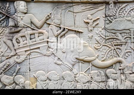 Bas Relief am Bayon: Khmer-Herrscher auf Elefant, der seine Truppen in die Schlacht führt Stockfoto