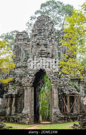 Die herrlichen Gopura (Tore), die nach Angkor Thom führen, werden alle von vier lächelnden Buddha-Köpfen überragt. Stockfoto