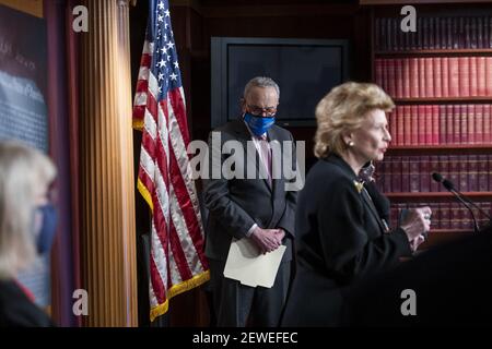Der Mehrheitsführer des Senats der Vereinigten Staaten, Chuck Schumer (Demokrat von New York), Mitte, wird von der Senatorin der Vereinigten Staaten, Debbie Stabenow (Demokrat von Michigan), rechts, und dem Senator der Vereinigten Staaten, Patty Murray (Demokrat von Washington), links, für eine Pressekonferenz im US-Kapitol in Washington, DC, USA, Dienstag, 2. März, 2021. Foto von Rod Lampey/CNP/ABACAPRESS.COM Stockfoto