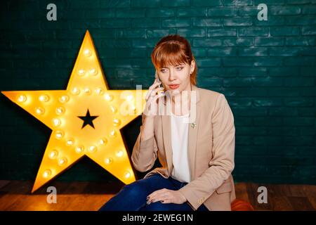 Glückliche junge Frau, die die Kamera anschaut. Elegante Frau mittleren Alters posiert. Stockfoto
