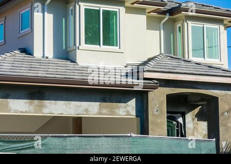 Außenansicht eines zweistöckigen Einfamilienhauses im Bau. Stockfoto