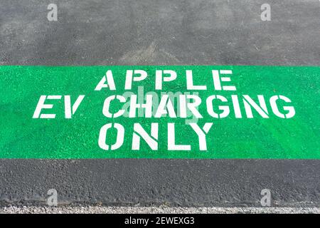 Apple EV-Ladezeichen nur auf dediziertem Parkplatz für Elektrofahrzeuge in der Nähe der Ladestation - Cupertino, Kalifornien, USA - 2021 Stockfoto