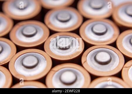 Nahaufnahme der positiven Enden von AA-Batterien. Selektiver Fokus. Stockfoto