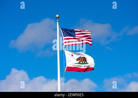 Die Flagge der Vereinigten Staaten und die Flagge Kaliforniens schweben am Himmel. Stockfoto