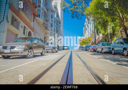 San Francisco, CA, USA - 24. Juni 2015: Sonniger Tag auf berühmten Straßen von San Francisco City. Stockfoto