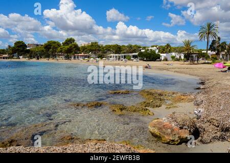 Es Canar, Ibiza, Spanien - 3. September 2020. Es Canar Beach, eine kleine Stadt mit touristischem Schwerpunkt, bestehend aus Hotels, Apartments und Unternehmen für Touristen Stockfoto