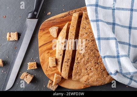 Flaches Lay-Bild von türkischen Flach Brot als Pide oder Pita auf Holz Schneidebrett bekannt. Das Pita-Vollkornbrot ist rund mit Mohnsamen und Sesam-se Stockfoto