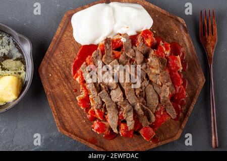 Traditionelle türkische Döner Kebab (Shawarma) mit Holzkohle gegrilltes Lammfleisch serviert auf gewürfeltem türkischen Fladenbrot Pide mit Tomatensauce. Ca Stockfoto