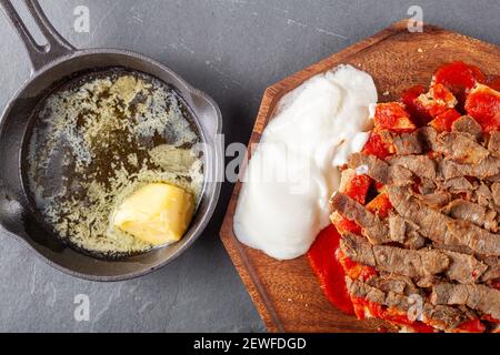 Traditionelle türkische Döner Kebab (Shawarma) mit Holzkohle gegrilltes Lammfleisch serviert auf gewürfeltem türkischen Fladenbrot Pide mit Tomatensauce. Ca Stockfoto