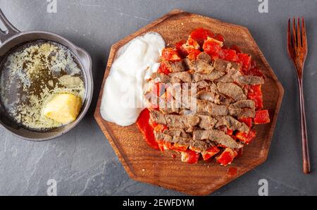 Traditionelle türkische Döner Kebab (Shawarma) mit Holzkohle gegrilltes Lammfleisch serviert auf gewürfeltem türkischen Fladenbrot Pide mit Tomatensauce. Ca Stockfoto