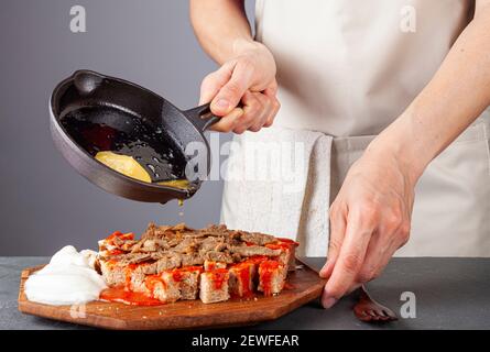 Traditionelle türkische Döner Kebab (Shawarma) mit Holzkohle gegrilltes Lammfleisch serviert auf gewürfeltem türkischen Fladenbrot Pide mit Tomatensauce. Ca Stockfoto