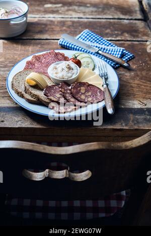 Hoher Winkel von verschiedenen Wildwurst und leckeren Käsescheiben Mit frischen Gurken und Roggenbrotstücken auf dem Tisch Stockfoto