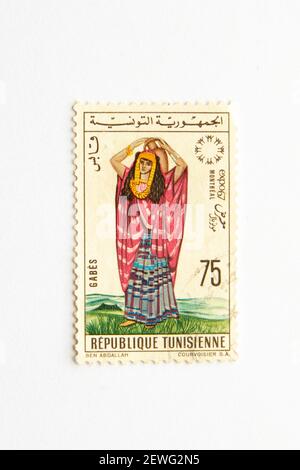 03.03.2021 İstanbul Türkei. Briefmarke. Ein in Tunesien gedruckter Poststempel zeigt Frau von Gabes, um 1967 Stockfoto