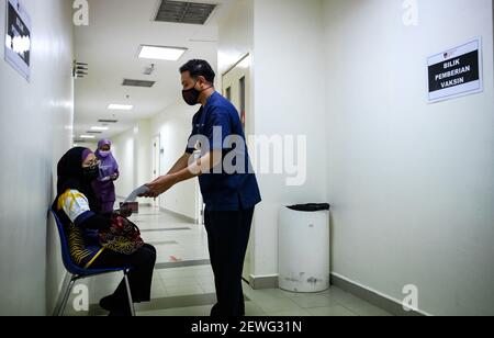 Kuala Lumpur, Malaysia. März 2021, 03rd. Ein medizinisches Personal wartet auf die Pfizer-BioNTech Covid-19-Impfung während der ersten Phase der landesweiten Impfkampagne im Hospital UiTM in Sungai Buloh, einem Vorort von Kuala Lumpur. Kredit: SOPA Images Limited/Alamy Live Nachrichten Stockfoto