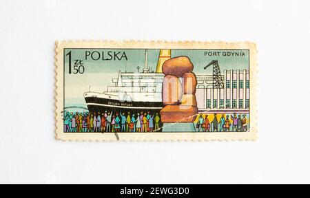 03.03.2021 İstanbul Türkei. Briefmarke. Polnische Briefmarke des Schiffes im Hafen von Gdynia an der Ostsee. Krane Be- oder Entladen von Containern auf Stockfoto