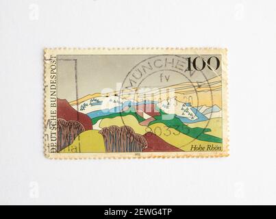 03.03.2021 İstanbul Türkei. Briefmarke. Abgesagte Briefmarke gedruckt von Deutschland, die hohe Rhön zeigt, um 1994. Stockfoto