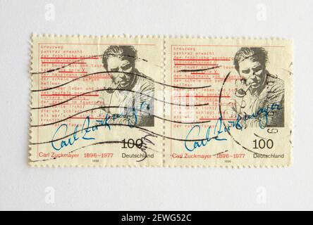 03.03.2021 İstanbul Türkei. Briefmarke. DEUTSCHLAND - UM 1996: Eine in Deutschland gedruckte Briefmarke mit einem Porträt des Dichters Carl Zuckmayer Stockfoto