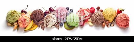 Hoher Winkel von köstlichen Kugeln von Gelati mit frischen Beeren Und tropische Fruchtscheiben mit Nüssen auf weißem Hintergrund Stockfoto