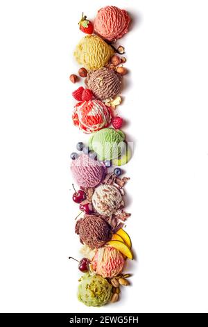 Draufsicht auf verschiedene Gelati mit leckeren exotischen Fruchtscheiben Und Beeren mit Haselnüssen und Pistazien auf weißem Hintergrund Stockfoto