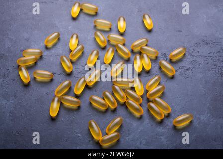 Kapseln Omega 3 auf dunklem Stein Hintergrund Close Up Top Gesundheitskonzept anzeigen Stockfoto