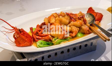 Ein köstliches chinesisches kantonesisches Gericht, gebackene Hummerwürfel mit Käse Stockfoto