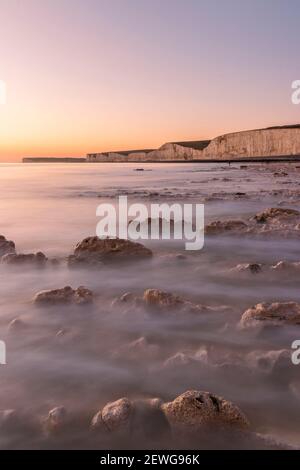 Vollschnee Februar Monduntergang über der östlichen Sussex Küste Bei Ebbe im Südosten Englands von Birling Gap Sieben Schwestern Stockfoto