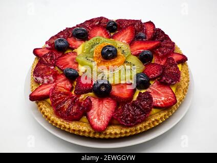 Frische Obsttarte mit Erdbeeren, Kiwi und Orange, isoliert auf weißem Hintergrund Stockfoto
