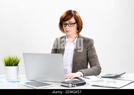 Attraktive Geschäftsfrau mittleren Alters, die arbeitet Stockfoto