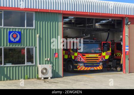 Eine Feuerwache in Tauranga, Neuseeland, mit einem Scania Feuerwehrauto, das im Eingang geparkt ist Stockfoto