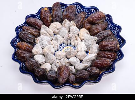 Getrocknete Feigen mit Reismehl und Medjoul Jumbo Datteln bestreut. Stockfoto