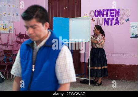 Die Wähler im Wahllokal während der ersten Runde der Präsidentschaftswahlen in Quetzaltenango in Guatemala vom 16. Juni 2019. Stockfoto