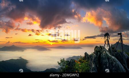 Panorama von Doi pha tang und Sonnenaufgang am Morgen, Chiang rai, Thailand. Stockfoto